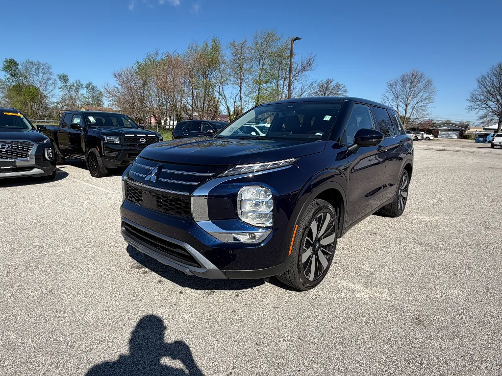 Blue 2025 Mitsubishi Outlander SE for sale in Terre Haute, IN