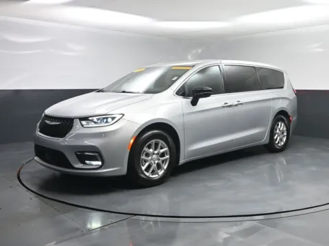 Silver 2026 Chrysler Pacifica Select for sale in Terre Haute, IN