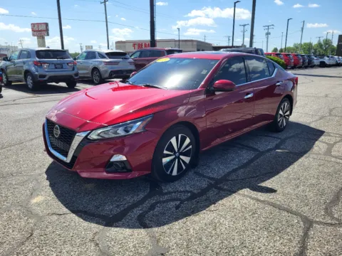 Red 2019 Nissan Altima 2.5 SV for sale in Terre Haute, IN