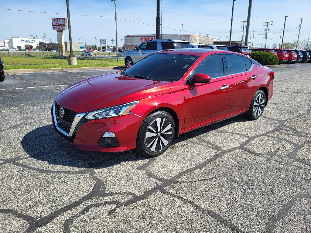 Red 2019 Nissan Altima 2.5 SV for sale in Terre Haute, IN