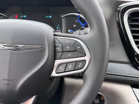 More photos of 2024 Chrysler Pacifica Hybrid Select at Dorsett Nissan, IN