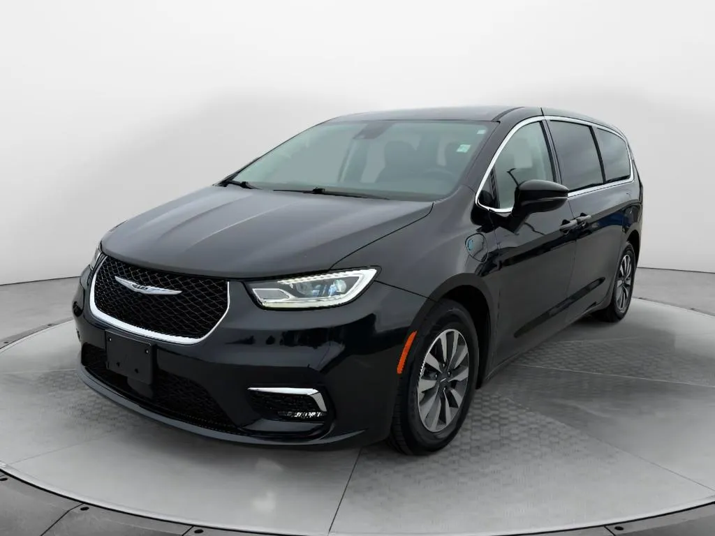 2024 Chrysler Pacifica Hybrid Select PHEV's photo