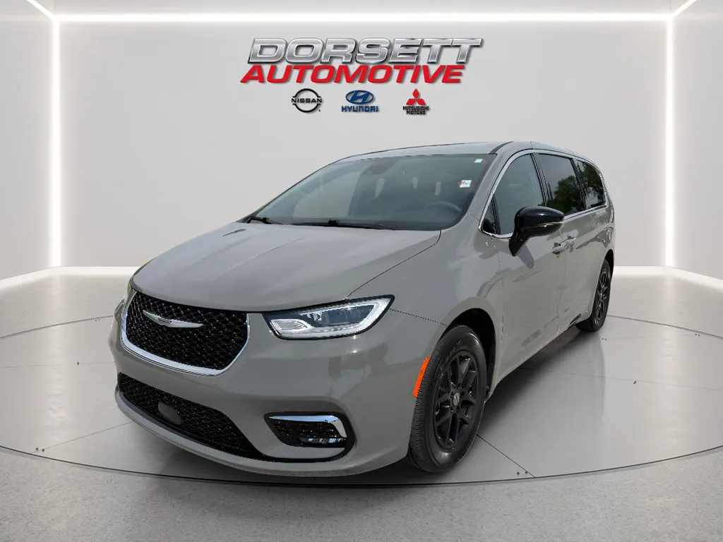 2025 Chrysler Pacifica Select's photo