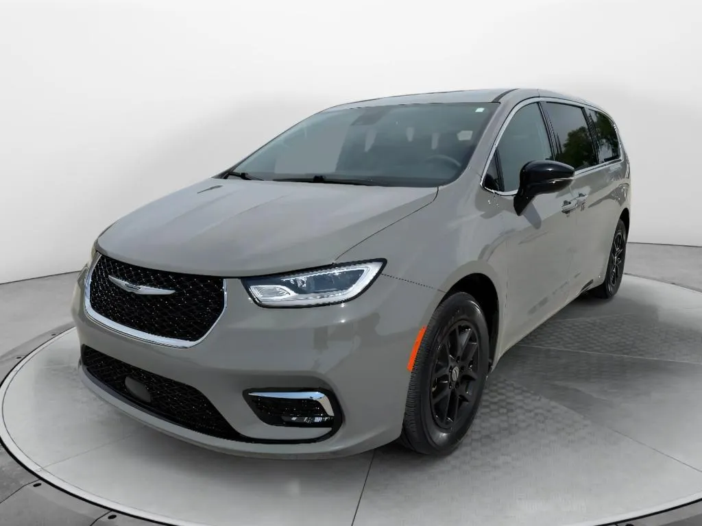 2025 Chrysler Pacifica Select's photo