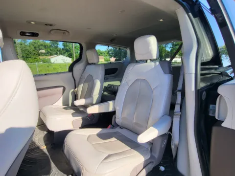 More photos of 2021 Chrysler Pacifica Touring L at Dorsett Nissan, IN