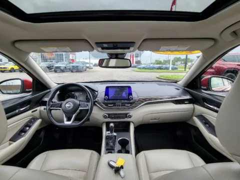 Photos of 2019 Nissan Altima 2.5 Platinum for sale in Terre Haute, IN at Dorsett Nissan