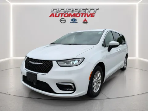White 2023 Chrysler Pacifica Touring L for sale in Terre Haute, IN