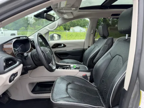 Photos of 2022 Chrysler Pacifica Limited for sale in Terre Haute, IN at Dorsett Nissan