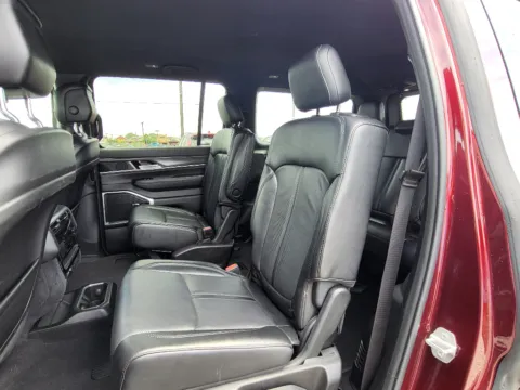 More photos of 2024 Jeep Wagoneer Series II at Dorsett Nissan, IN