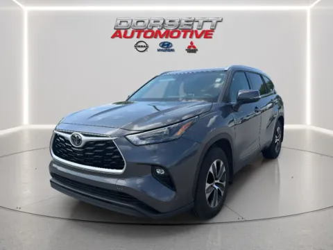 Gray 2022 Toyota Highlander XLE for sale in Terre Haute, IN