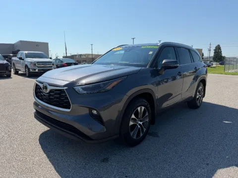 Gray 2022 Toyota Highlander XLE for sale in Terre Haute, IN
