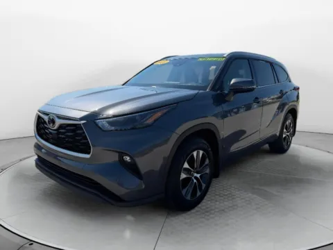 Gray 2022 Toyota Highlander XLE for sale in Terre Haute, IN