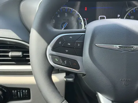 More photos of 2023 Chrysler Pacifica Touring L at Dorsett Nissan, IN