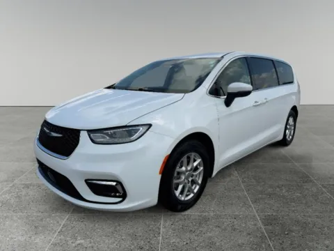 White 2023 Chrysler Pacifica Touring L for sale in Terre Haute, IN