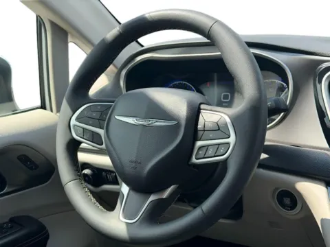 More photos of 2023 Chrysler Pacifica Touring L at Dorsett Nissan, IN