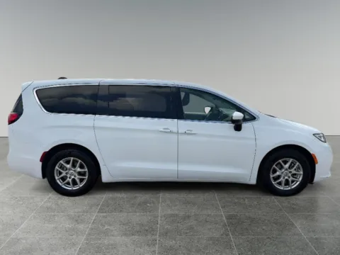 More photos of 2023 Chrysler Pacifica Touring L at Dorsett Nissan, IN