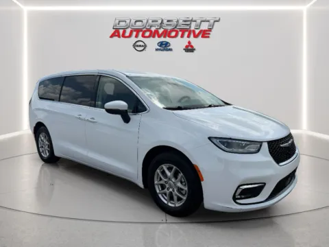 More photos of 2023 Chrysler Pacifica Touring L at Dorsett Nissan, IN