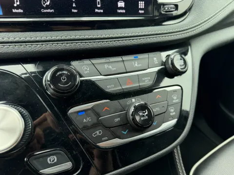 More photos of 2025 Chrysler Pacifica Limited at Dorsett Nissan, IN