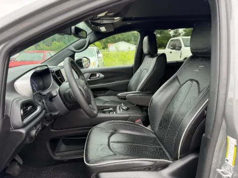 More photos of 2025 Chrysler Pacifica Limited at Dorsett Nissan, IN