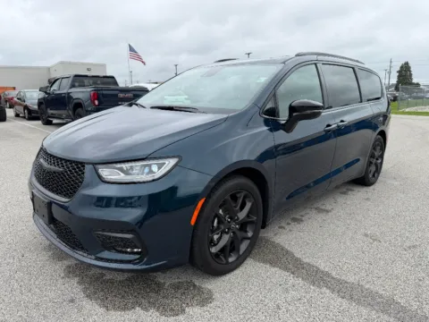 Blue 2025 Chrysler Pacifica Limited for sale in Terre Haute, IN
