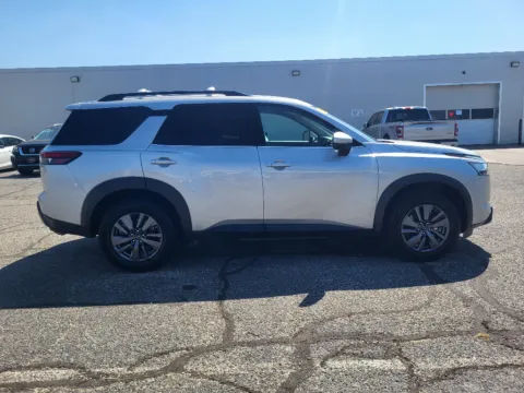More photos of 2022 Nissan Pathfinder SV at Dorsett Nissan, IN