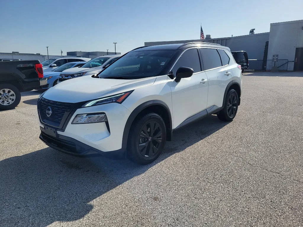 White 2023 Nissan Rogue SV for sale in Terre Haute, IN
