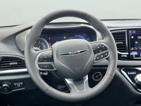 More photos of 2025 Chrysler Pacifica Select at Dorsett Nissan, IN