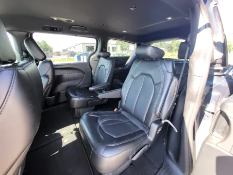 More photos of 2025 Chrysler Pacifica Select at Dorsett Nissan, IN