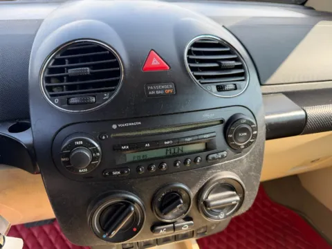 Photos of 2006 Volkswagen New Beetle 2.5 (A6) for sale in Terre Haute, IN at Dorsett Nissan