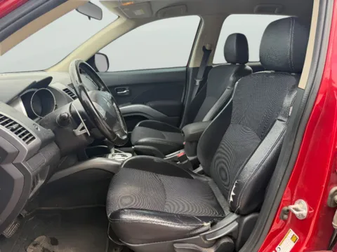 More photos of 2013 Mitsubishi Outlander SE at Dorsett Nissan, IN