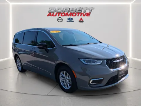 More photos of 2025 Chrysler Pacifica Select at Dorsett Nissan, IN