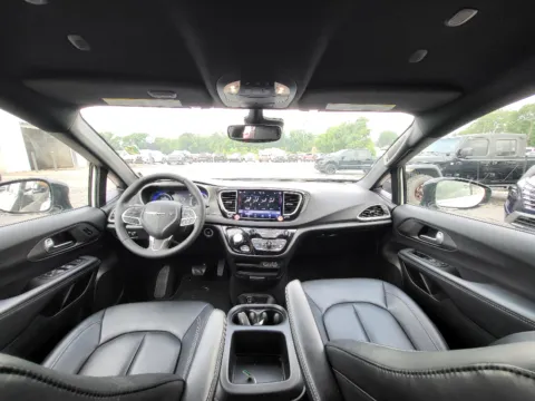 Photos of 2025 Chrysler Pacifica Select for sale in Terre Haute, IN at Dorsett Nissan