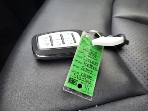 More photos of 2025 Chrysler Pacifica Select at Dorsett Nissan, IN