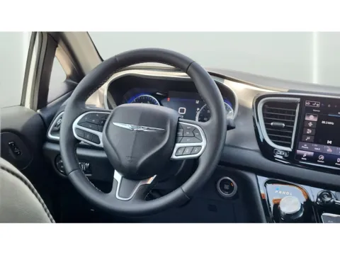 More photos of 2025 Chrysler Pacifica Select at Dorsett Nissan, IN