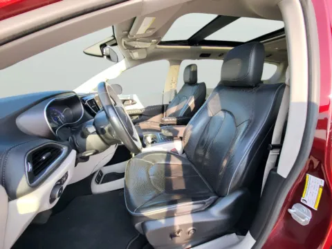 More photos of 2020 Chrysler Pacifica Limited at Dorsett Nissan, IN