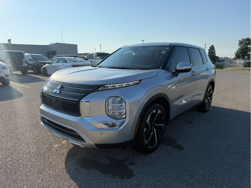 Silver 2022 Mitsubishi Outlander SE for sale in Terre Haute, IN