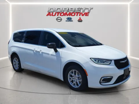More photos of 2025 Chrysler Pacifica Select at Dorsett Nissan, IN