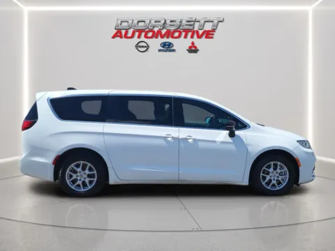 More photos of 2025 Chrysler Pacifica Select at Dorsett Nissan, IN