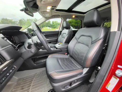 More photos of 2023 Nissan Pathfinder Platinum at Dorsett Nissan, IN