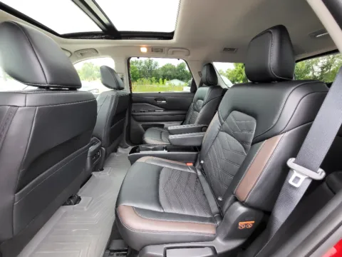 More photos of 2023 Nissan Pathfinder Platinum at Dorsett Nissan, IN