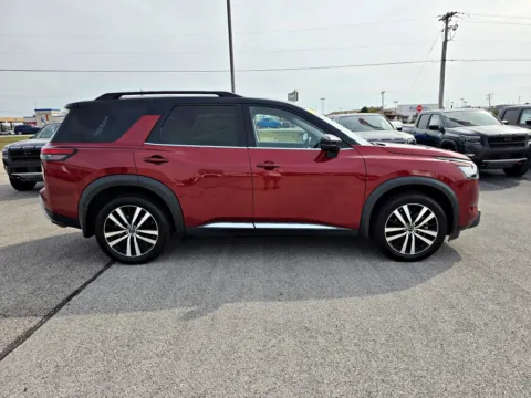 More photos of 2023 Nissan Pathfinder Platinum at Dorsett Nissan, IN