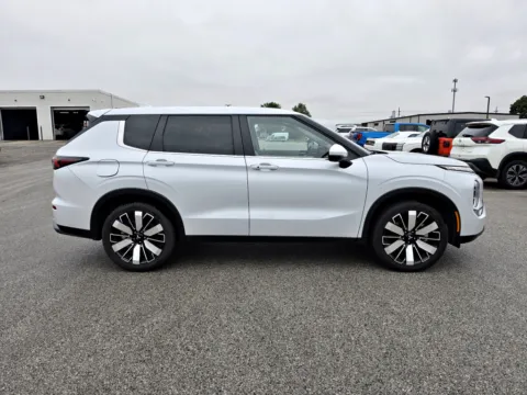 More photos of 2025 Mitsubishi Outlander SE at Dorsett Nissan, IN