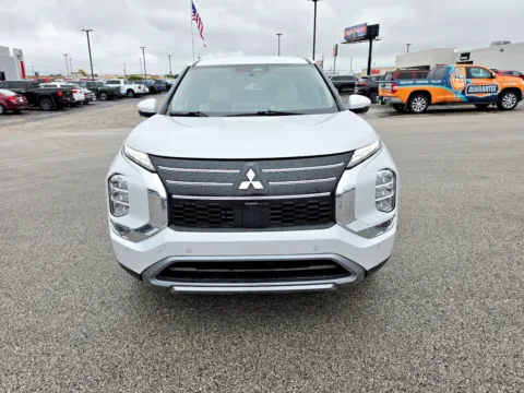Photos of 2025 Mitsubishi Outlander SE for sale in Terre Haute, IN at Dorsett Nissan