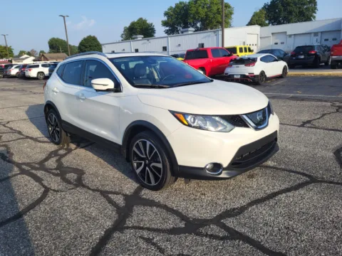 More photos of 2017 Nissan Rogue Sport SL at Dorsett Nissan, IN