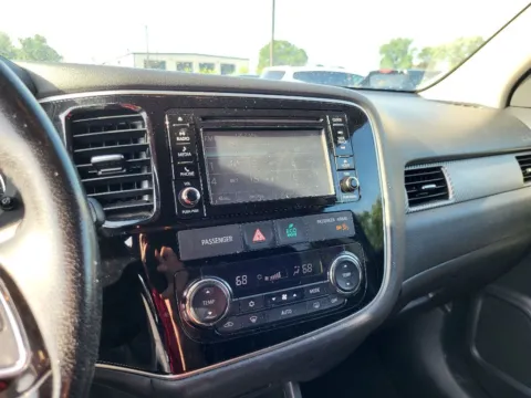 More photos of 2016 Mitsubishi Outlander SE at Dorsett Nissan, IN