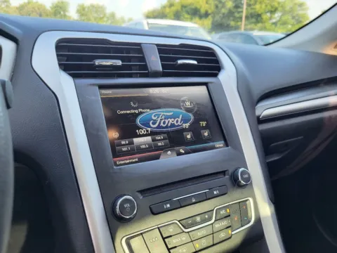 More photos of 2016 Ford Fusion SE at Dorsett Nissan, IN