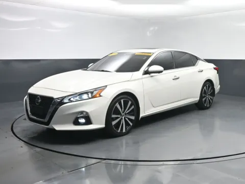 White 2019 Nissan Altima 2.5 Platinum for sale in Terre Haute, IN