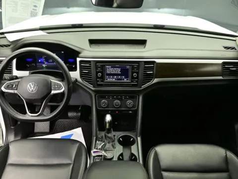 Photos of 2022 Volkswagen Atlas 2.0T SE for sale in Terre Haute, IN at Dorsett Nissan