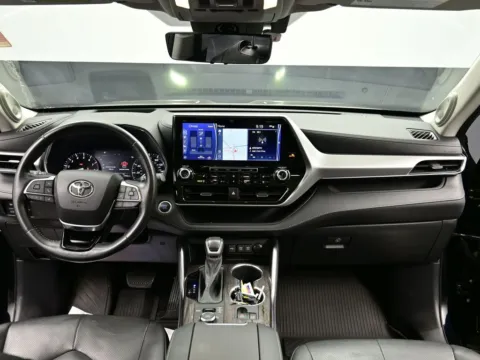Photos of 2021 Toyota Highlander Platinum for sale in Terre Haute, IN at Dorsett Nissan