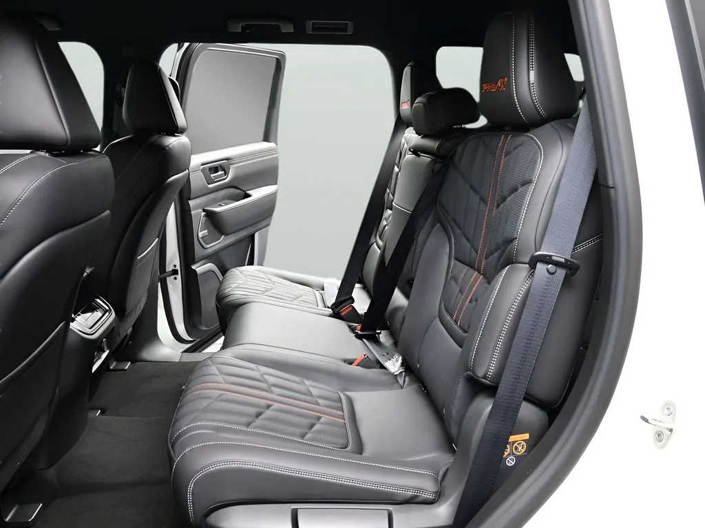 2025 Nissan Armada PRO-4X - Photo 17